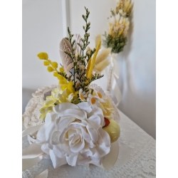 Koszyk wielkanocny na święconkę udekorowany kwiatamii pisankami Wanilia